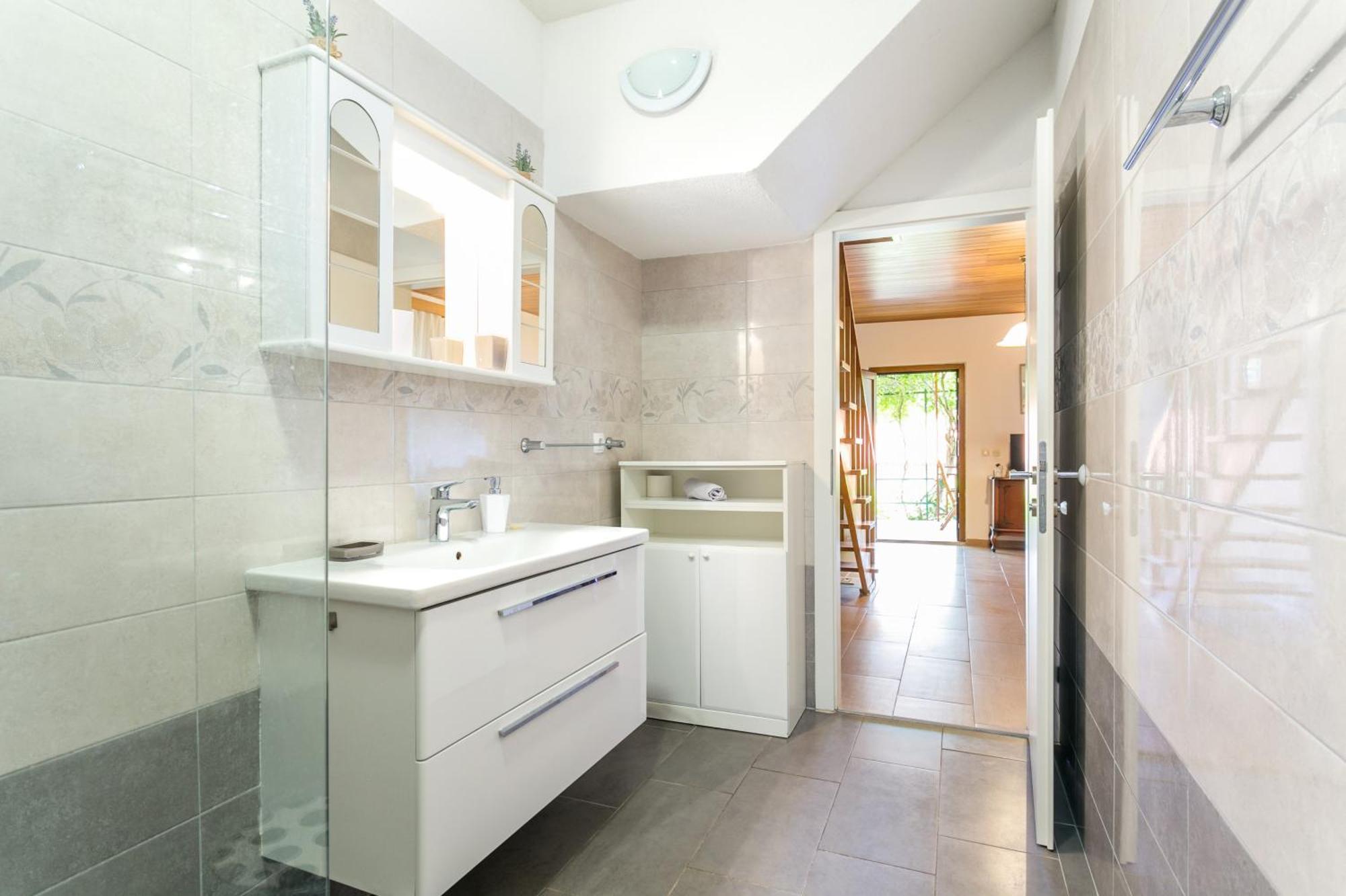 Apartments By The Sea Baska Voda, Makarska - 300 Bilik gambar